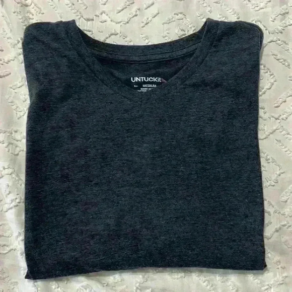 UNTUCKit Men’s Medium Gray V-Neck Short Sleeve T-Shirt - Picture 7 of 7